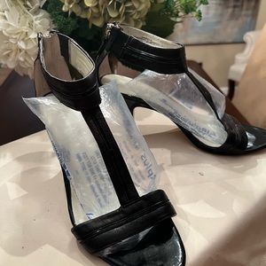 Nine West Black leather open toe sandal Size 8 1/2. Gently used